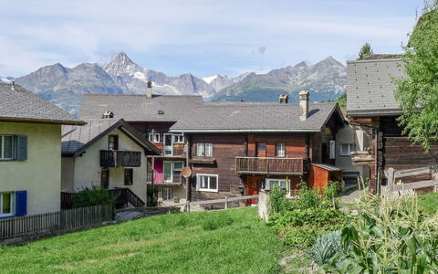 Marilyn: Property, Home, House, Mountain Village, Real Estate, Mountain, Building, Roof, Residential Area, Mountain Range