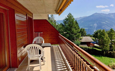 Viognier 5: Property, House, Real Estate, Building, Home, Handrail, Room, Stairs, Wood, Architecture