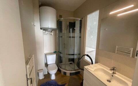 L'Abri des Flots: Mirror, Sink, Property, Tap, Plumbing Fixture, Bathroom Sink, Bathroom Cabinet, Building, Bathroom, Interior Design