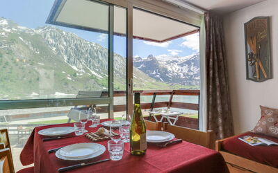 Accommodation:&nbsp;Palafour (Le Lac) 402.2