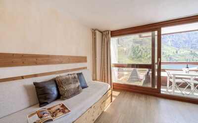Palafour (Le Lac) 402.4: Building, Window, Wood, Comfort, Interior Design, Living Room, Flooring, Wood Stain, Floor, Laminate Flooring