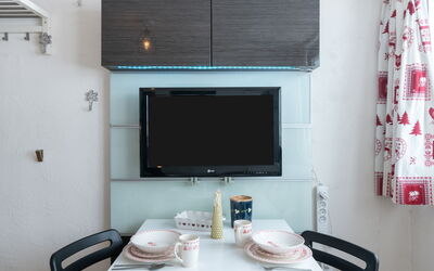 Palafour (Le Lac) 402.6: Furniture, Table, Property, Tableware, Building, Interior Design, Lighting, Wood, Chair, Living Room