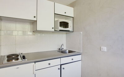 Palafour (Le Lac) 402.3: Property, Room, Kitchen, Furniture, Cabinetry, Real Estate, Interior Design, House, Building, Architecture