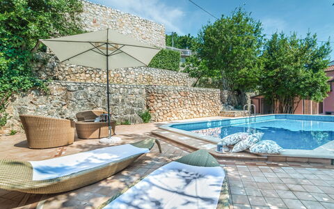 Maria: Property, Swimming Pool, Real Estate, Building, House, Wall, Room, Leisure, Tree, Home