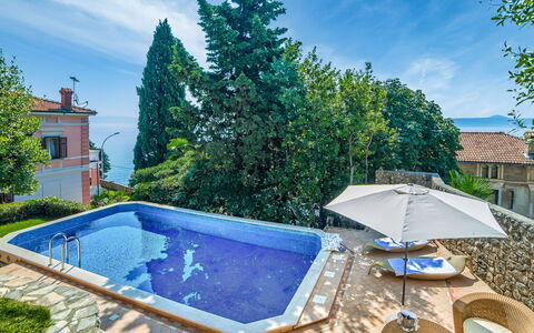 Maria: Water, Cloud, Sky, Property, Plant, Swimming Pool, Azure, Blue, Building, Tree