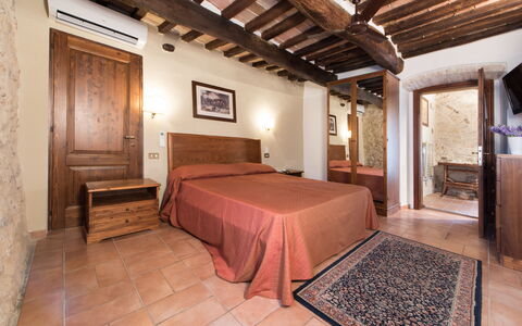 Accommodation:&nbsp;Double Bedroom