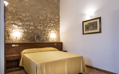 Accommodation:&nbsp;Suite 112
