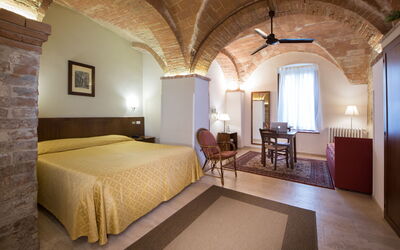 Accommodation:&nbsp;Double Bedroom