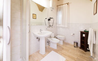 Accommodation:&nbsp;Double Bedroom