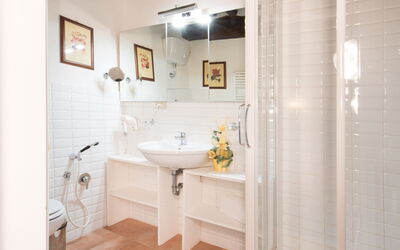 Accommodation:&nbsp;Double Bedroom