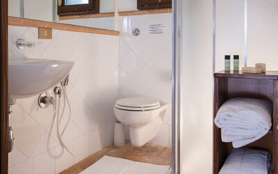 Accommodation:&nbsp;Suite 112