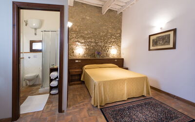 Accommodation:&nbsp;Suite 112
