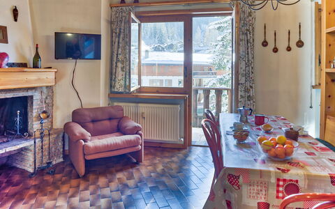 The Twins Apartment - Champoluc: Room, Property, Living Room, Furniture, Interior Design, House, Building, Home, Real Estate, Floor