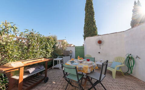 Les Oyats: Table, Sky, Furniture, Plant, Property, Chair, Outdoor Furniture, Outdoor Table, Interior Design, Wood