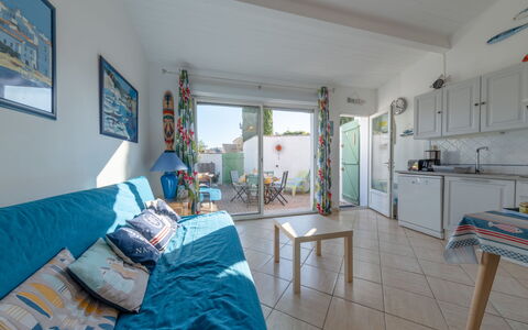Les Oyats: Furniture, Picture Frame, Building, Azure, Comfort, Window, Wood, Architecture, Interior Design, Floor