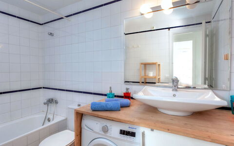 Cap Ras: Bathroom, Property, Room, Interior Design, Sink, Tap, Building, Tile, Real Estate, House