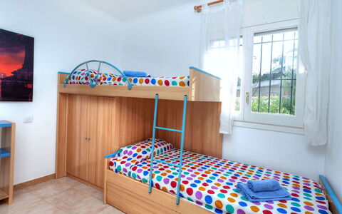 Cap Ras: Bed, Furniture, Room, Bedroom, Property, Bed Sheet, Bed Frame, Interior Design, Hostel, Bedding