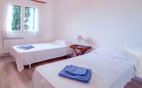 Hercaris: Bedroom, Bed, Furniture, Room, Bed Sheet, Property, Bed Frame, Mattress, Interior Design, Floor