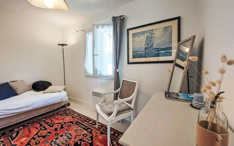 Bon Port: Furniture, Picture Frame, Azure, Wood, Comfort, Textile, Building, Architecture, Flooring, Floor