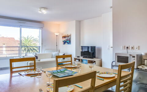 Cap Key Largo: Furniture, Table, Building, Wood, House, Chair, Television, Window, Floor, Houseplant