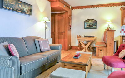 Ginabelle 1 820.1: Room, Furniture, Living Room, Property, Interior Design, Building, Real Estate, Table, House, Suite