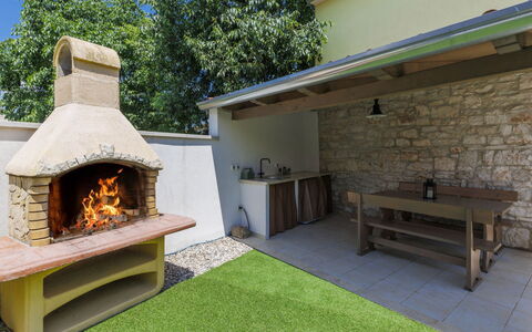 Ana: Outdoor Bench, Wood, Plant, Tree, Interior Design, Wall, Sky, Outdoor Furniture, Shade, Real Estate