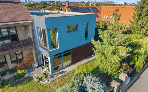 Řeporyje: Residential Area, Facade, Home, House, Siding, Estate, Garden, Yard, Driveway, Suburb