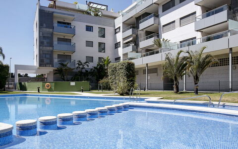 Marina Raset: Water, Building, Daytime, Property, Plant, Window, Sky, Azure, Swimming Pool, Tree