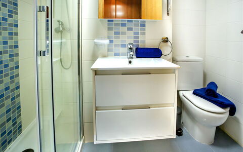 Marina Raset: Sink, Plumbing Fixture, Blue, Bathroom, Purple, Mirror, Interior Design, Floor, Building