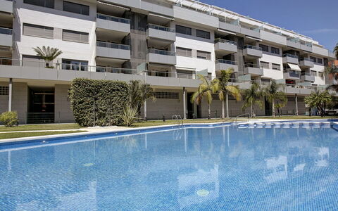 Marina Raset: Water, Window, Sky, Building, Swimming Pool, Plant, Azure, House, Shade, Urban Design
