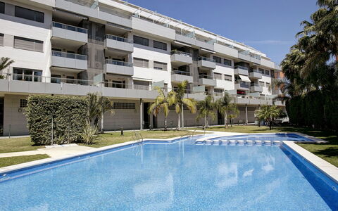 Marina Raset: Water, Plant, Sky, Building, Property, Window, Swimming Pool, Azure, Shade, Tree