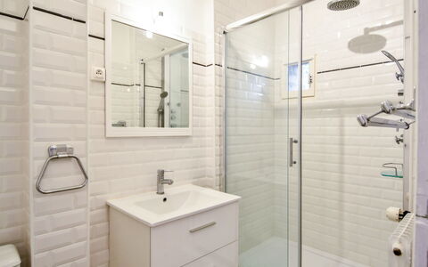 Deauville-Trouville 293: Plumbing Fixture, Property, Tap, White, Mirror, Bathroom, Sink, Black, Bathroom Cabinet