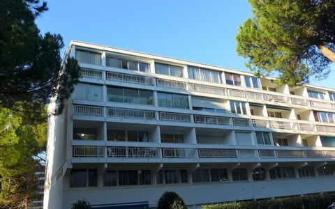 La Grande Motte 210: Architecture, Building, Property, Apartment, Mixed-Use, Condominium, Real Estate, House, Facade, Residential Area