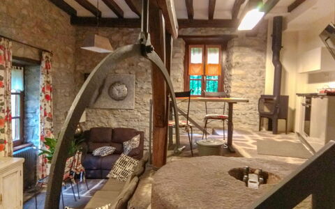 Uxaneko-Errota: Property, Room, Building, Interior Design, House, Home, Living Room, Ceiling, Real Estate, Estate