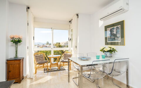 Montanar Luz: Table, Furniture, Property, Plant, Houseplant, Flowerpot, Flower, Chair, Architecture, Interior Design
