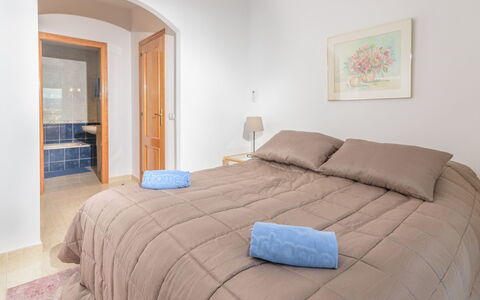 Montanar Luz: Furniture, Property, Comfort, Azure, Wood, Bed, Pillow, Interior Design, Floor