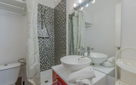 Les Marines: Mirror, Plumbing Fixture, Sink, Tap, Property, Bathroom, Bathroom Sink, Purple, Building, Interior Design