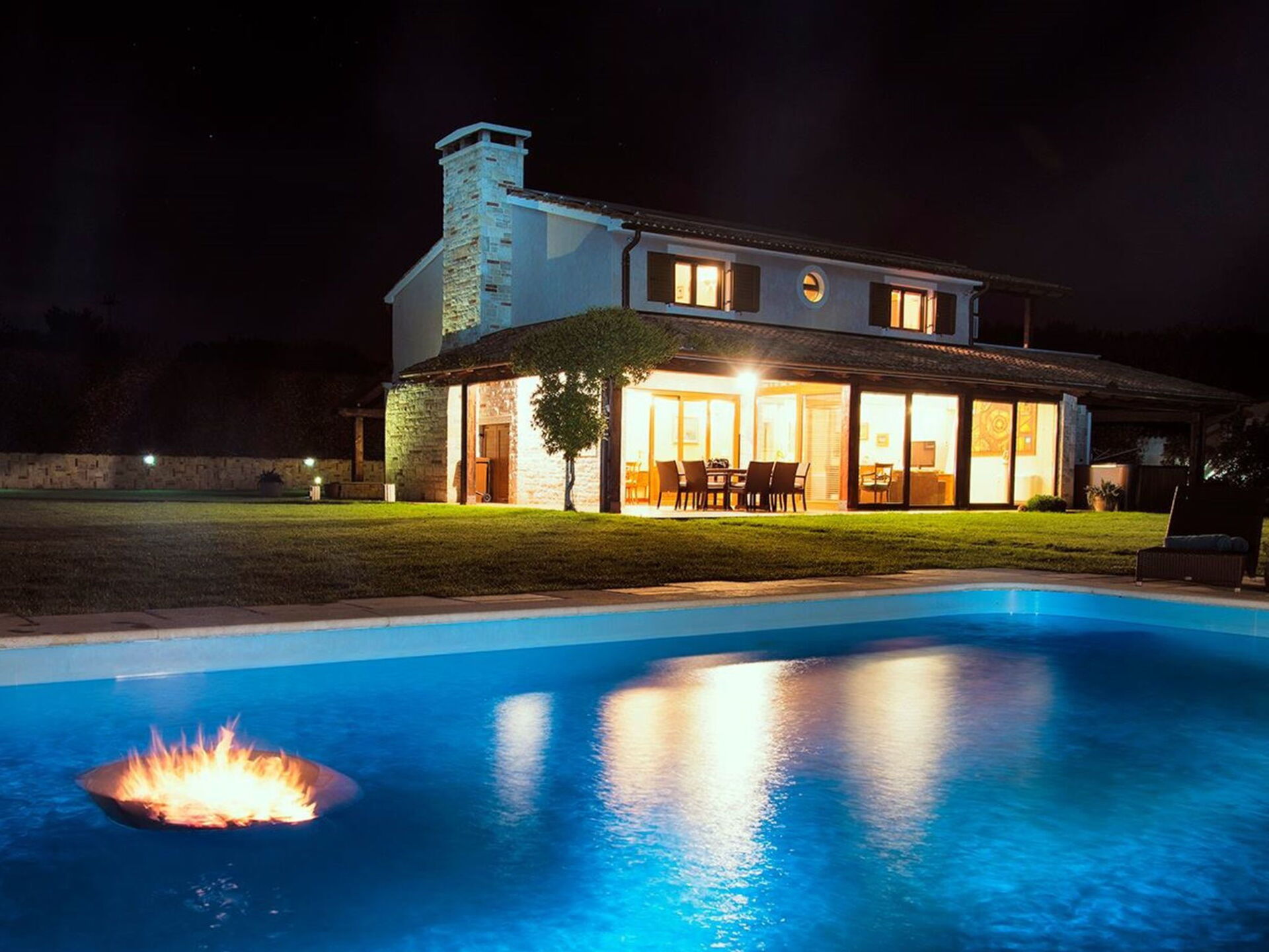 Sunny Flowers Vacation Rental That Sleeps 8 People In 4 Bedrooms