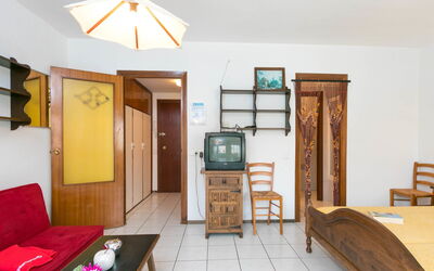 Accommodation:&nbsp;Roses Holiday Center 940.11