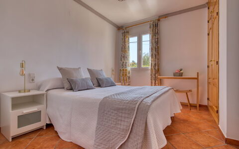 La Felicidad: Bedroom, Bed, Furniture, Room, Property, Bed Sheet, Interior Design, Bed Frame, Floor, Wall
