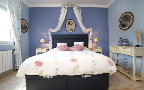 Villa Albert: Bedroom, Furniture, Bed, Room, Bed Frame, Property, Interior Design, Bed Sheet, Mattress, Wall