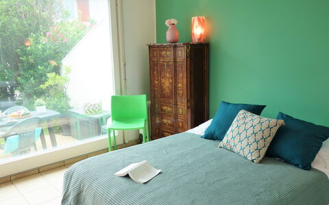 Le Fronton: Furniture, Property, Green, Table, Azure, Building, Comfort, Plant, Chair, Textile