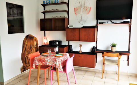 Le Fronton: Table, Furniture, Chair, Houseplant, Interior Design, Television, Orange, Living Room, Wood, Home Appliance