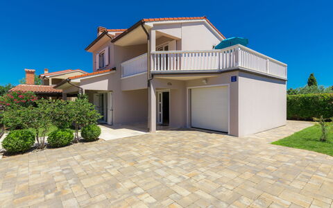 Villa Valentina: Sky, Plant, Property, Building, Window, House, Tree, Land Lot, Shade, Residential Area