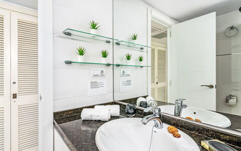 O.house: Interior Design, Plumbing Fixture, Bathroom, Flooring, Sink, Countertop, Bathroom Sink, Tap, Floor, Plumbing