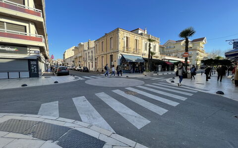 Bleu Bassin: Sky, Building, Road Surface, Infrastructure, Asphalt, Urban Design, Window, Thoroughfare, City, Sidewalk