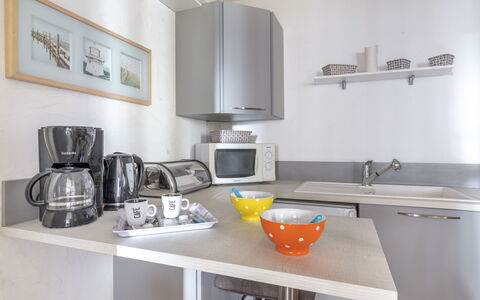 Bleu Bassin: Tap, Kitchen Sink, Cabinetry, Countertop, Sink, Property, Furniture, Kitchen Appliance, Kitchen Stove, Building