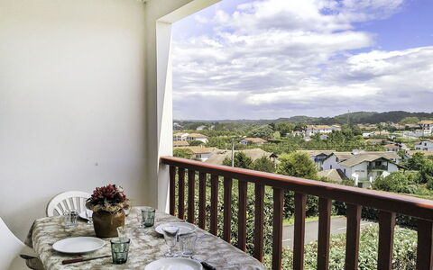 Hego Alde: Table, Tableware, Cloud, Building, Furniture, Property, Sky, Plant, Window, Chair