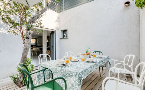 St Cyprien Plage: Table, Furniture, Property, Chair, Green, Building, Interior Design, Tableware, Plant, Tablecloth