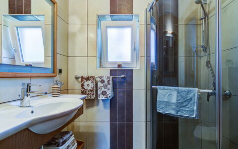Rukavina: Mirror, Sink, Tap, Property, Plumbing Fixture, Blue, Azure, Building, Bathroom, Bathroom Sink